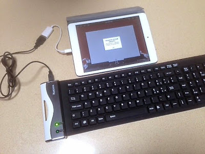 una tastiera usb flessibile collegata con un adattatore per iPad/iPad Mini